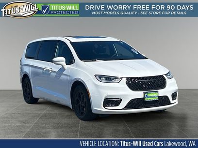 Used 2022 Chrysler Pacifica Limited w/ Uconnect Theater Family Group