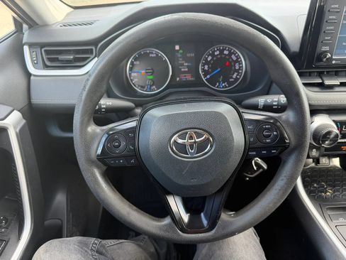Used 2021 Toyota RAV4 LE AWD/4WD image 12