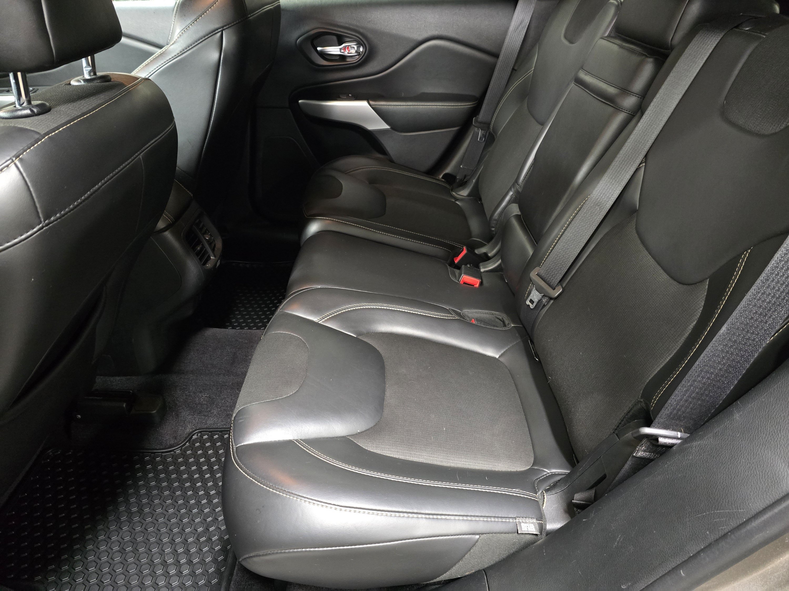 Used 2018 Jeep Cherokee Latitude Plus w/ Cold Weather Group AWD/4WD image 6