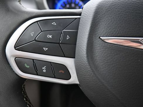 Used 2023 Chrysler Pacifica Touring-L FWD image 20