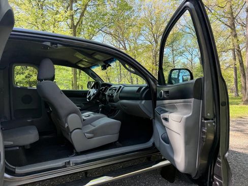 Used 2012 Toyota Tacoma PreRunner w/ SR5 Pkg image 34