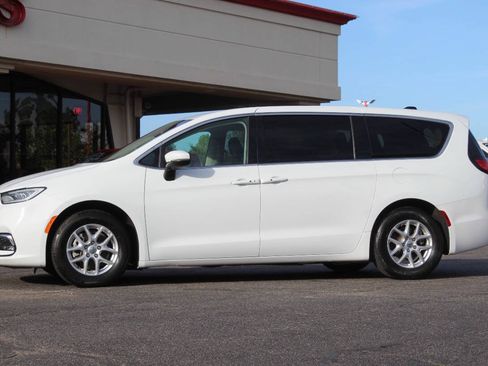 Used 2023 Chrysler Pacifica Touring-L FWD image 6