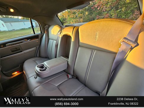 Used 2009 Lincoln Town Car Signature Limited image 10
