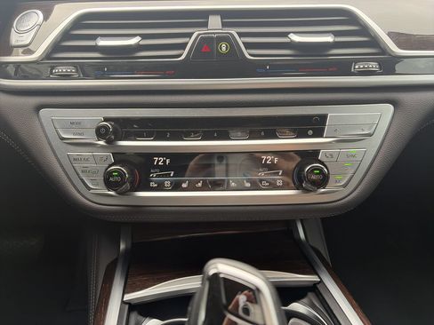 Used 2022 BMW 750i xDrive w/ Executive Package AWD/4WD image 27