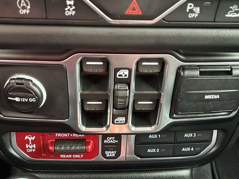 Used 2026 Jeep Gladiator Rubicon w/ Dual Top Group AWD/4WD image 29