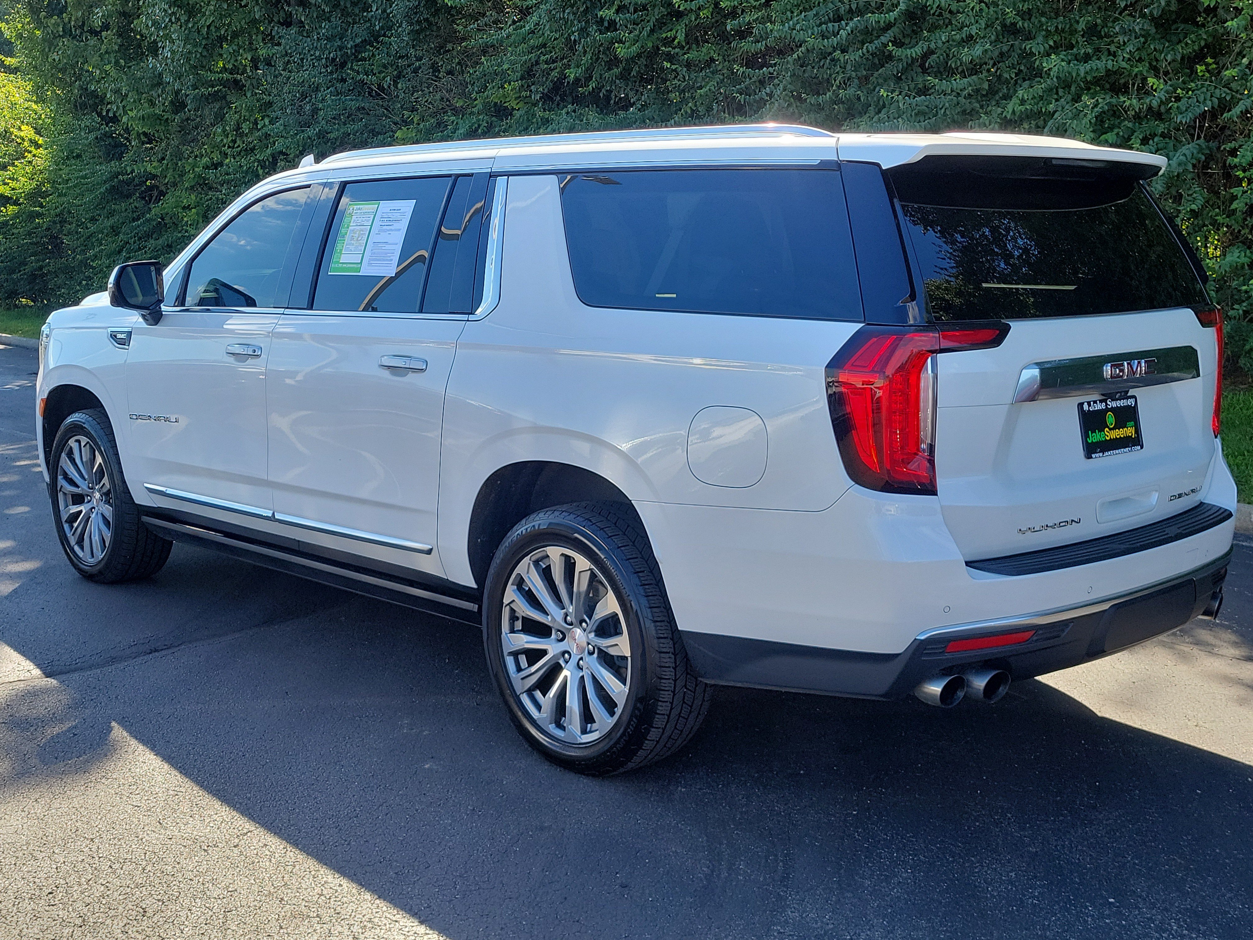 Used 2021 GMC Yukon XL Denali w/ Denali Premium Package AWD/4WD image 3