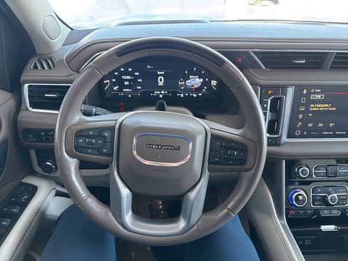 Used 2023 GMC Yukon XL Denali w/ Advanced Technology Package image 10