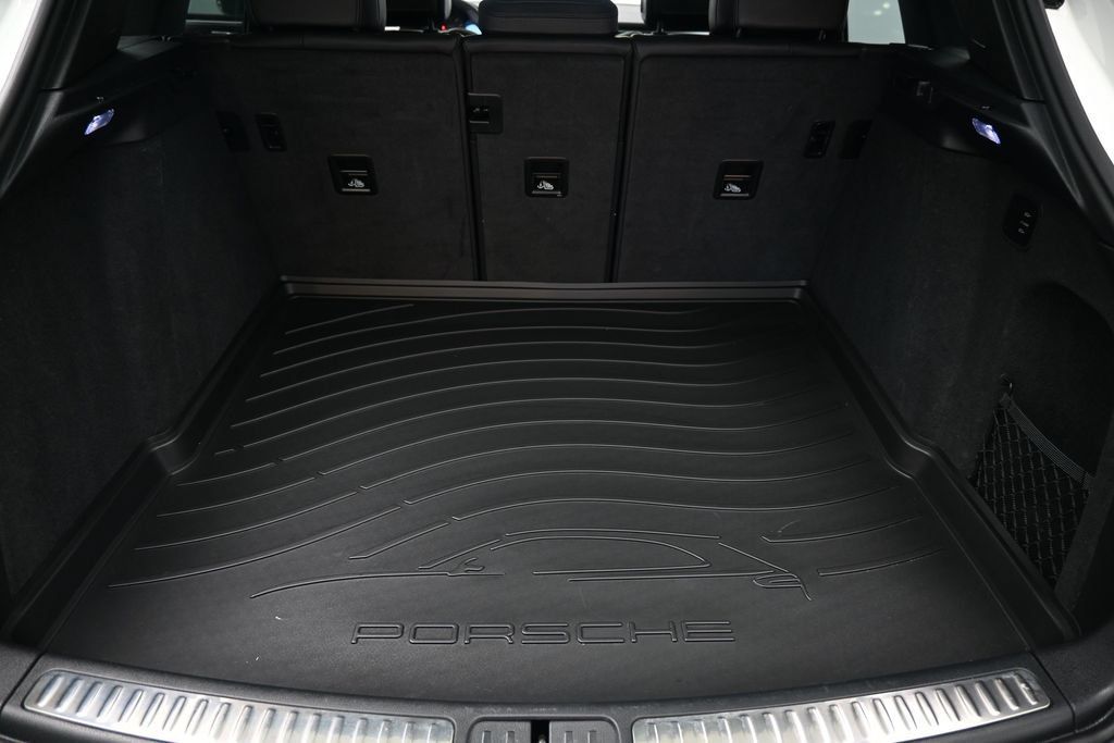 Certified 2024 Porsche Macan Turbo AWD/4WD image 29
