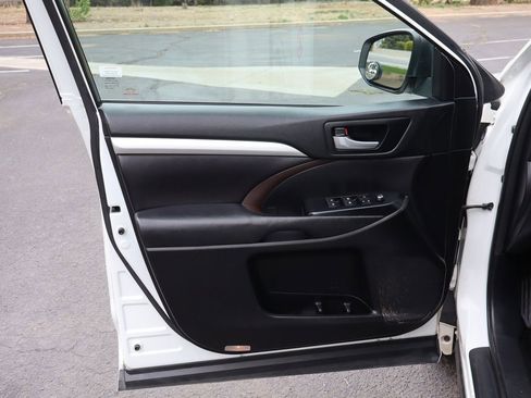 Used 2017 Toyota Highlander XLE AWD/4WD image 25