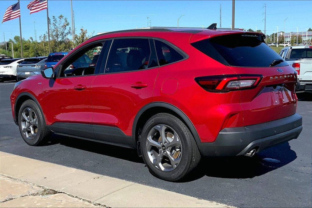 Used 2026 Ford Escape ST-Line w/ Tech Pack #1 FWD image 2