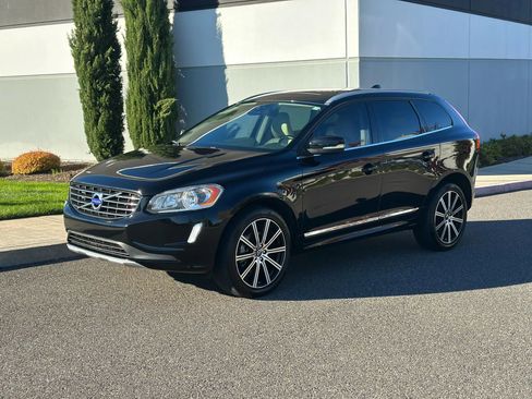 Used 2015 Volvo XC60 T5 w/ Proximity Package image 1