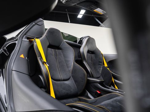 Used 2019 McLaren 570S Spider image 31