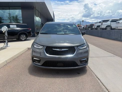 Used 2025 Chrysler Pacifica Select FWD image 2