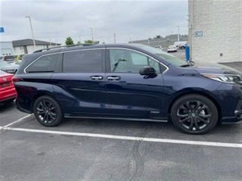 Used 2021 Toyota Sienna XSE w/ XSE Plus Package FWD image 3