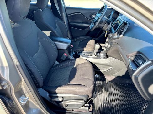 Used 2019 Jeep Cherokee Latitude w/ Popular Appearance Group image 24