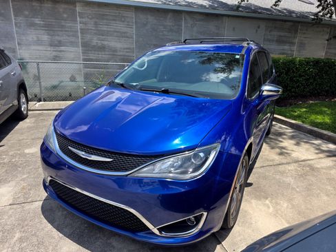 Used 2019 Chrysler Pacifica Limited FWD image 3