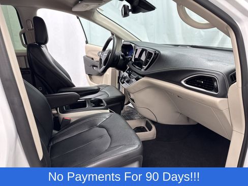 Used 2022 Chrysler Pacifica Touring-L image 29