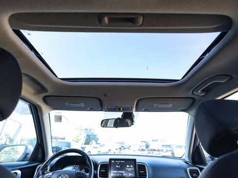 Used 2024 Hyundai Venue SEL image 26