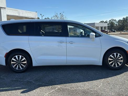 Used 2022 Chrysler Pacifica Touring-L image 9