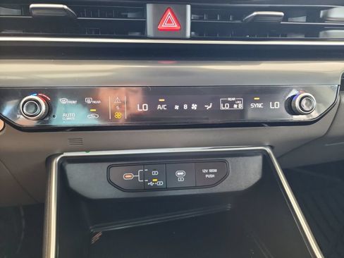 Used 2025 Kia Carnival FWD image 27