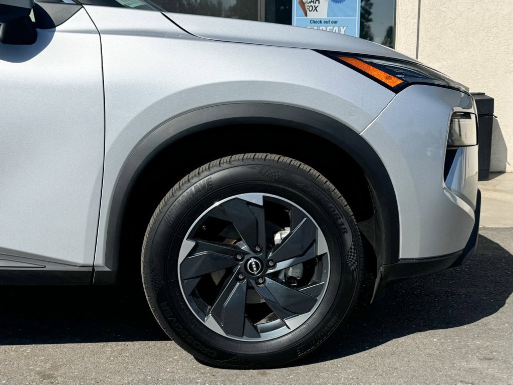 Used 2024 Nissan Rogue SV AWD/4WD image 2