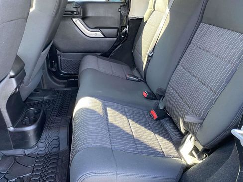 Used 2012 Jeep Wrangler Unlimited Sahara image 12