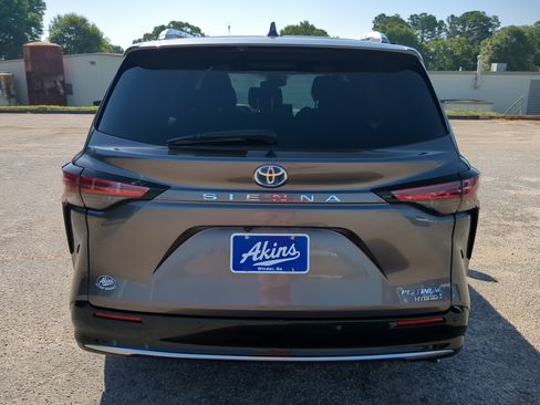 Used 2023 Toyota Sienna Platinum FWD image 4
