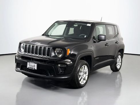 Used 2023 Jeep Renegade Latitude AWD/4WD image 3