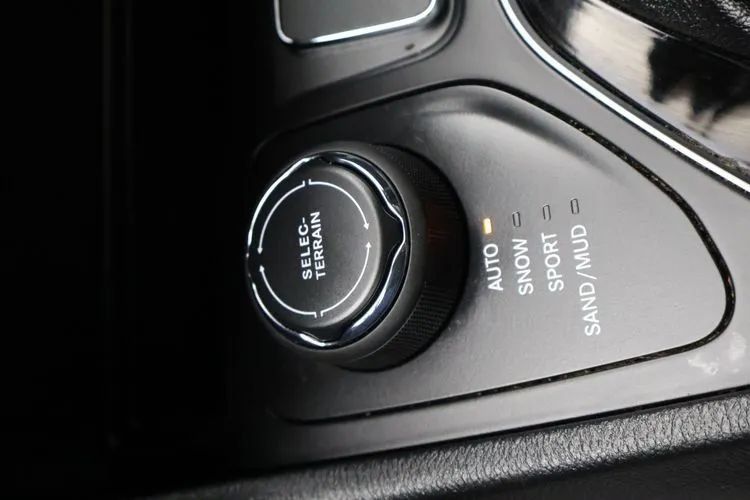 Used 2020 Jeep Cherokee Latitude Plus AWD/4WD image 34