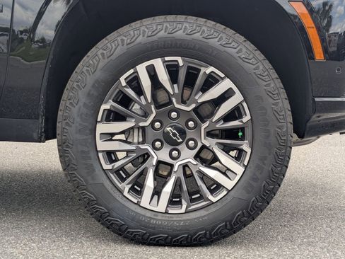 Certified 2025 Chevrolet Suburban Z71 AWD/4WD image 11