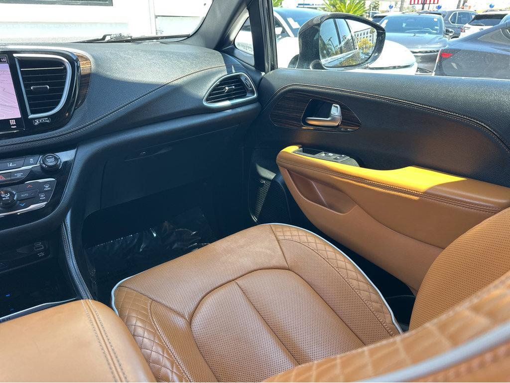 Used 2023 Chrysler Pacifica Pinnacle FWD image 18