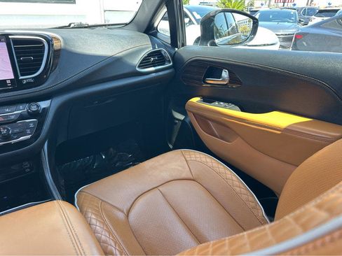 Used 2023 Chrysler Pacifica Pinnacle FWD image 18