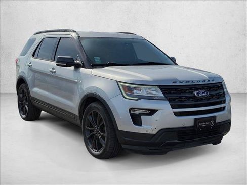 Used 2019 Ford Explorer XLT w/ Equipment Group 202A FWD image 3