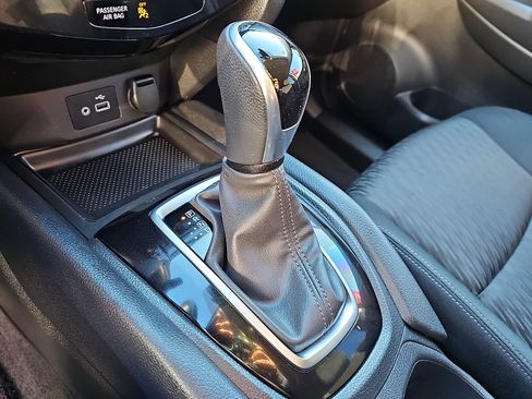 Used 2020 Nissan Rogue SV image 14