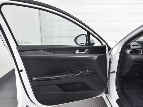 Used 2022 Kia K5 LX image 9