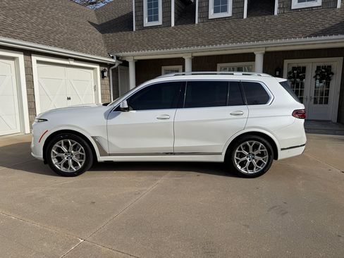 Used 2024 BMW X7 xDrive40i w/ Climate Comfort Package image 3