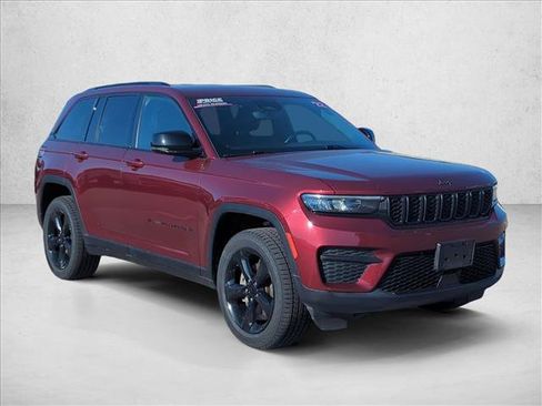 Used 2022 Jeep Grand Cherokee Altitude AWD/4WD image 3