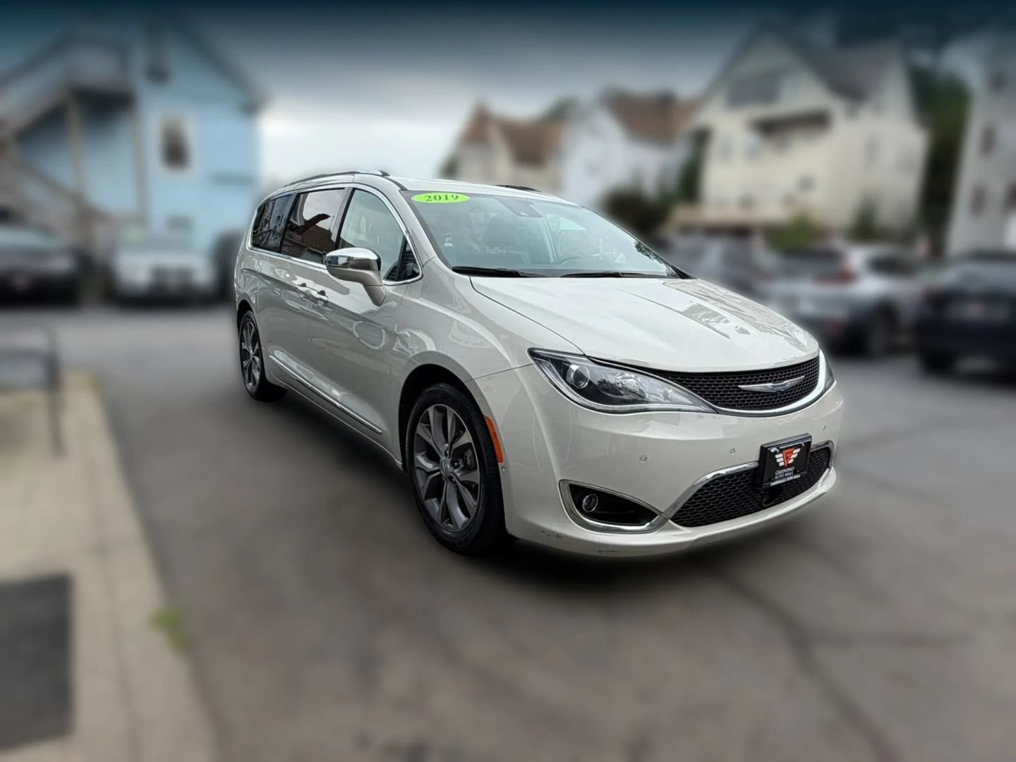 Used 2019 Chrysler Pacifica Limited w/ Tire & Wheel Group FWD image 2
