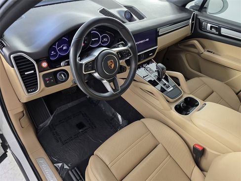 Used 2022 Porsche Cayenne Coupe image 10