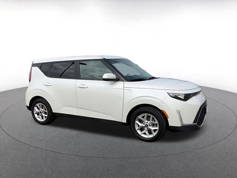 Used 2025 Kia Soul LX w/ LX Technology Package image 2