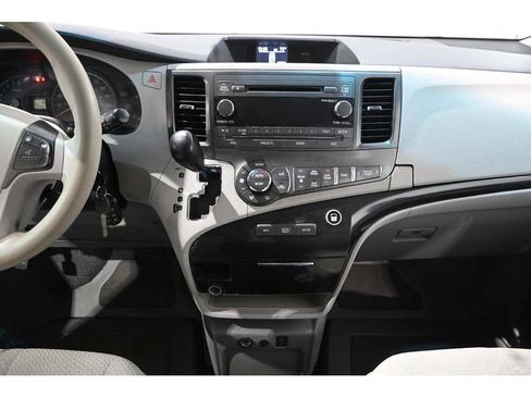 Used 2014 Toyota Sienna LE image 23