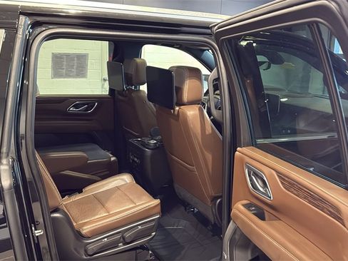 Used 2022 Chevrolet Suburban High Country image 14