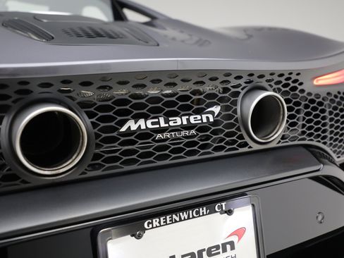 Used 2024 McLaren Artura RWD image 31