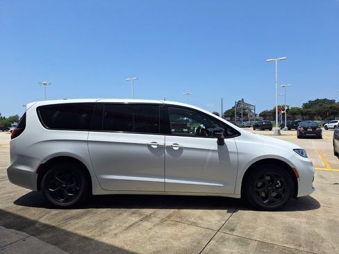 Used 2024 Chrysler Pacifica Limited FWD image 4
