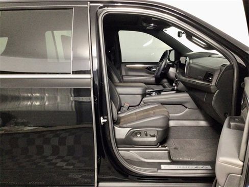 Used 2025 Chevrolet Suburban High Country image 35