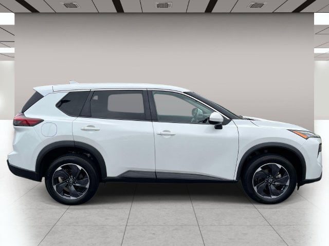Used 2024 Nissan Rogue SV AWD/4WD image 2
