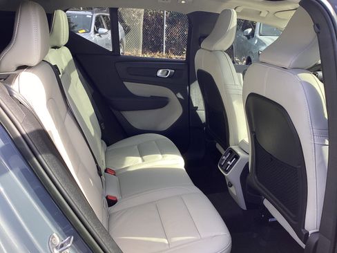 Certified 2023 Volvo XC40 B4 Plus w/ Protection Package Premier image 33