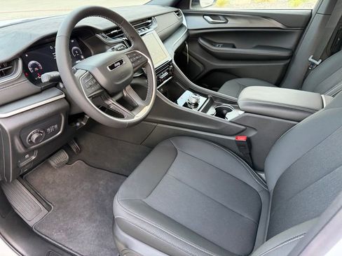 New 2025 Jeep Grand Cherokee L Laredo image 13