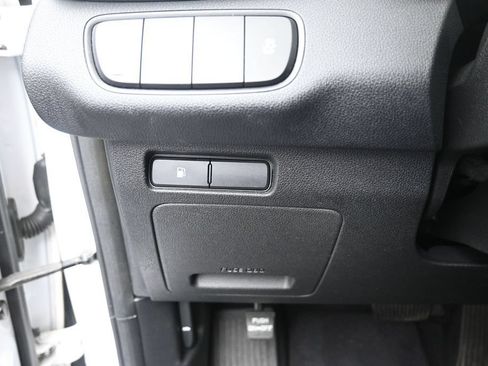 Used 2018 Kia Sorento FWD image 16