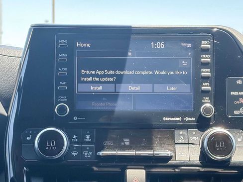 Used 2021 Toyota Highlander XLE AWD/4WD image 13